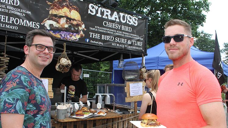 Marcus Mertel gönnte sich einen "Cheesy Bird" mit Straußenfleisch. Foto: Sonny Adam