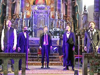Die fünf Ausnahmesänger von "Viva Voce" sorgten in der päpstlichen Basilika in Marienweiher für Beifallsstürme wegen ihrer einzigartigen Stimmen und Songinterpretationen. Auch die Illumination verzauberte. Foto: Sonny Adam