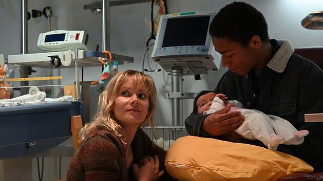 Försterin Saskia Bergelt (Teresa Weißbach) besucht im Krankenhaus das neugeborene Baby von Ado Nyangabo (Seedy Touray). Sie hatte es zuvor einsam und verlassen aufgefunden.