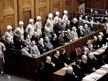 Historische Aufnahme vom N&uuml;rnberger Prozess (1945-1946) gegen die Kriegsverbrecher des NS-Regimes: In der vorderen Reihe sind unter den Angeklagten Hermann G&ouml;ring, Rudolf Hess und Joachim von Ribbentrop (von links) zu sehen.