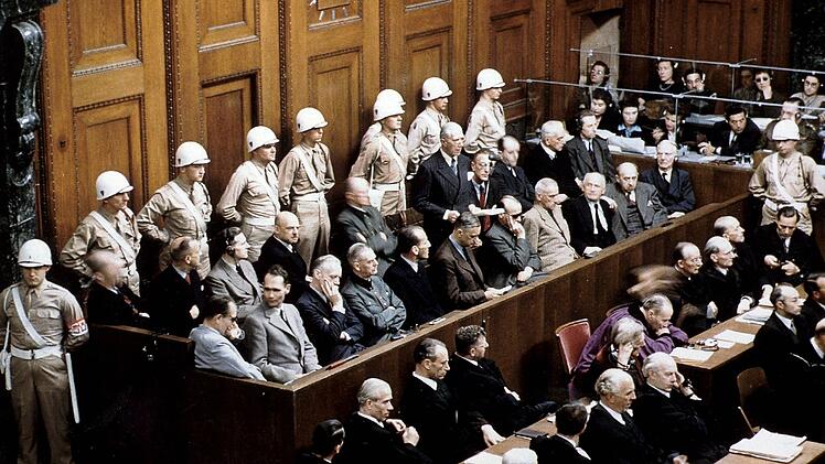Historische Aufnahme vom N&uuml;rnberger Prozess (1945-1946) gegen die Kriegsverbrecher des NS-Regimes: In der vorderen Reihe sind unter den Angeklagten Hermann G&ouml;ring, Rudolf Hess und Joachim von Ribbentrop (von links) zu sehen.
