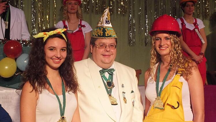 Richard Riegler (Mitte) ehrte Annamarie Brandl (links) und Marina Höchemer (rechts) für ihre Verdienste um den Fasching.