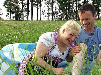 Schäfer Rainer und Heike beim Picknick. Foto: RTL - Alle Infos zu "Bauer sucht Frau" im Special bei RTL.de: www.rtl.de/cms/sendungen/bauer-sucht-frau.html