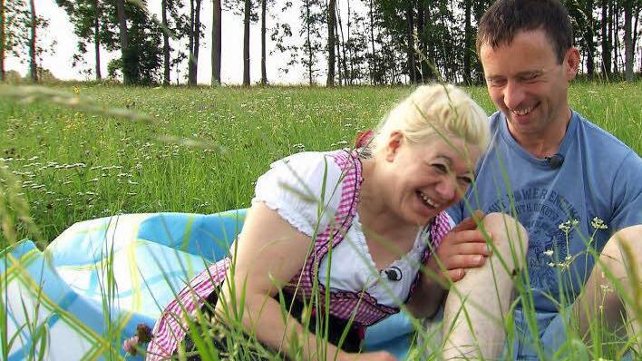 Schäfer Rainer und Heike beim Picknick. Foto: RTL - Alle Infos zu "Bauer sucht Frau" im Special bei RTL.de: www.rtl.de/cms/sendungen/bauer-sucht-frau.html