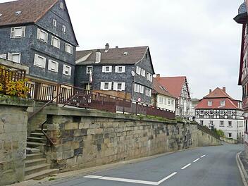 Nur die Haltelinie erinnert noch an die Ampel, die einmal schräg gegenüber dem Marktzeulner Rathaus (rechts im Bild) stand. Die Sandsteinmauer muss dringend saniert werden, und vor dem Rathaus soll der Gehweg verbreitert werden. Deshalb wird hier im nächsten Jahr eine Baustelle sein.