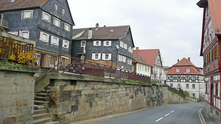 Nur die Haltelinie erinnert noch an die Ampel, die einmal schräg gegenüber dem Marktzeulner Rathaus (rechts im Bild) stand. Die Sandsteinmauer muss dringend saniert werden, und vor dem Rathaus soll der Gehweg verbreitert werden. Deshalb wird hier im nächsten Jahr eine Baustelle sein.