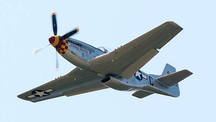 Fallschirmspringer und Flieger begeisterten die Besucher der Airshow auf der Coburger Brandensteinsebene. Fotos: Albert Höchstädter