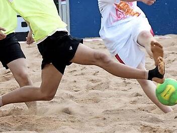 Beach-Soccer wird auf Sand gespielt. Die "Schleichacher Bayern" lassen sich etwas einfallen.