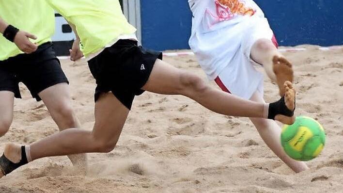 Beach-Soccer wird auf Sand gespielt. Die "Schleichacher Bayern" lassen sich etwas einfallen.