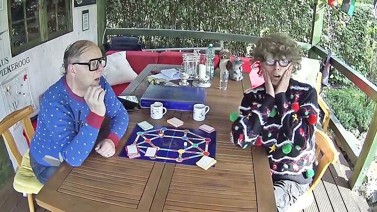 Atze Bauer und Stefan Eichner suchen noch Namen für die beiden (Witz)Figuren, die sie in ihrem Video darstellen. Quelle: YouTube