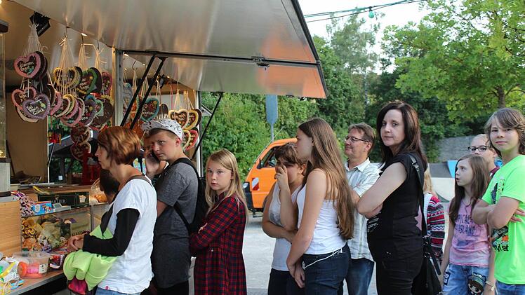 F&uuml;rs Popcorn stellen sich die Neustadter Kinog&auml;nger lange an. Foto: Manja von Nida