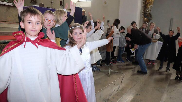 Mit Begeisterung sind Kinder und Jugendliche bei der Generalprobe. Foto: Gerd Schaar
