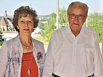 Ein rüstiges und zufriedenes Jubelpaar: Ursula und Horst Lerche am Tag ihrer Diamantenen Hochzeit auf dem Balkon ihrer Wohnung vor dem Hintergrund der Ritterkapelle in Ebern.  Foto: Helmut Will