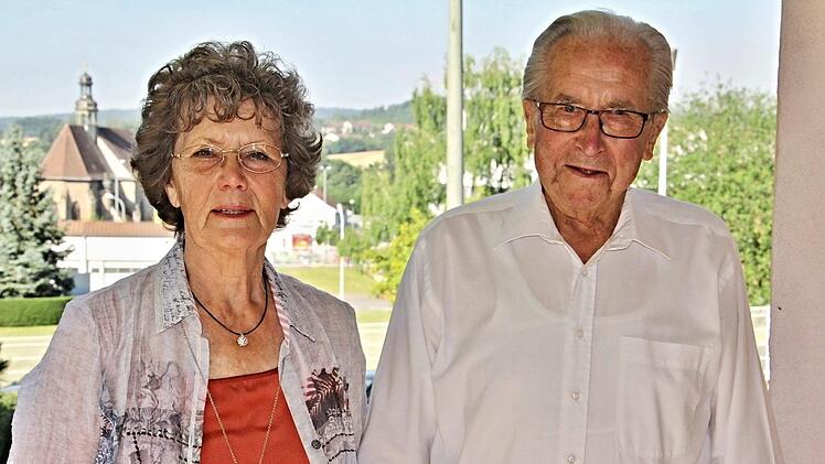 Ein rüstiges und zufriedenes Jubelpaar: Ursula und Horst Lerche am Tag ihrer Diamantenen Hochzeit auf dem Balkon ihrer Wohnung vor dem Hintergrund der Ritterkapelle in Ebern.  Foto: Helmut Will