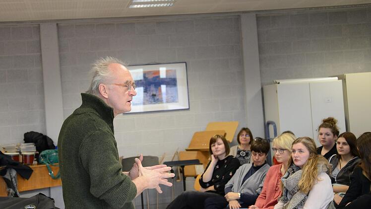 Der Komponist Klaus Ospald im Herder-Gymnasium. Foto: Franka Struve