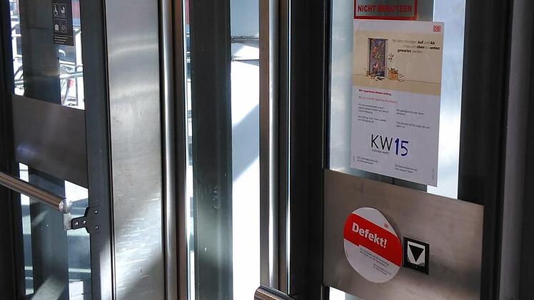 Ein Sticker und ein Zettel weisen auf den defekten Aufzug am Bamberger Bahnhof hin. Jann Weckel