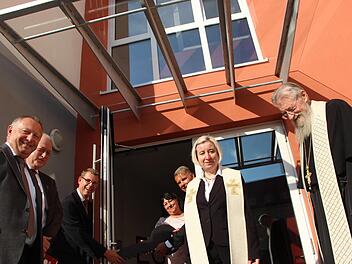 Für den Neubau des Betreuten Wohnens gab es den kirchlichen Segen. Architekt Stefan Butler hatte zudem einen großen Schlüssel mitgebracht (von links: Thomas Bold, Helmut Blank, Marco Schäfer, Carina Dietz, Stefan Butler, Sigrid Ullmann und P. Gregor Hohmann.Heike Beudert