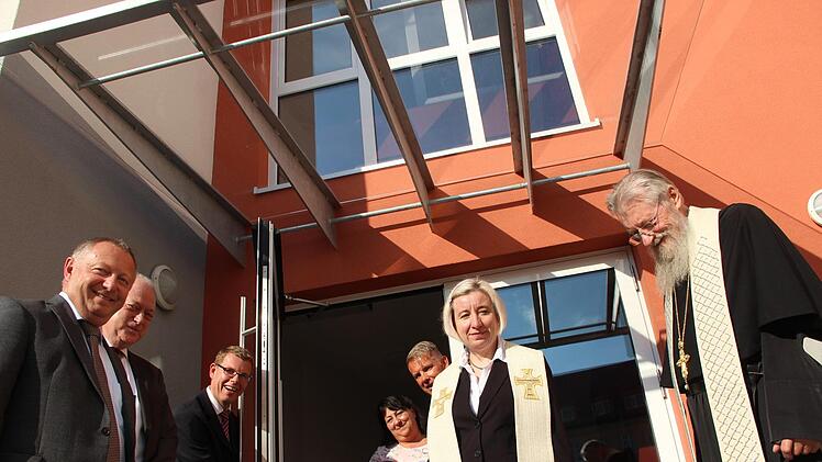 Für den Neubau des Betreuten Wohnens gab es den kirchlichen Segen. Architekt Stefan Butler hatte zudem einen großen Schlüssel mitgebracht (von links: Thomas Bold, Helmut Blank, Marco Schäfer, Carina Dietz, Stefan Butler, Sigrid Ullmann und P. Gregor Hohmann.Heike Beudert