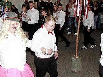 Auch ein etwas ungewöhnliches "Ortsmadla" hatte sich unter die feiernde Jugend gemischt. Fotos: Richard Sänger