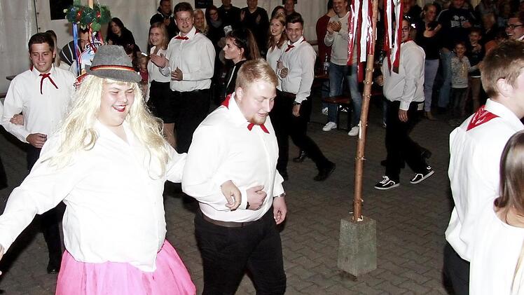 Auch ein etwas ungewöhnliches "Ortsmadla" hatte sich unter die feiernde Jugend gemischt. Fotos: Richard Sänger