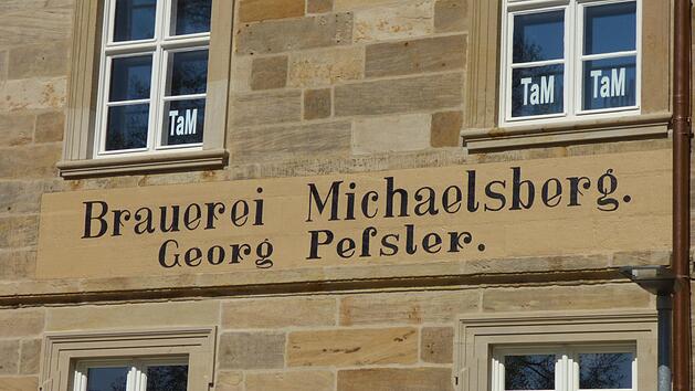 In sattem Schwarz prangt die Inschrift noch immer auf dem Sandstein des ehemaligen Brauereigebäudes.  Foto: Mike Durlacher
