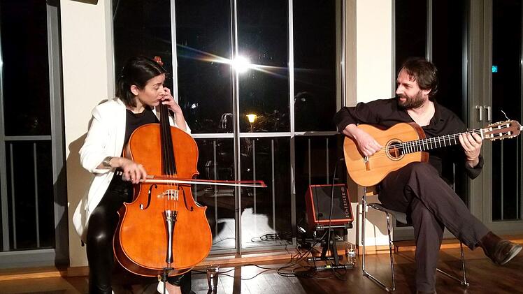 Das Duo Zaruk mit Iris Azquinezer und Rainer Seiferth begeisterte zahlreiche Zuhörer im Coburger Haus Contakt.Foto: Jochen Berger
