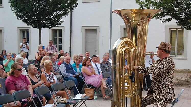 J&ouml;rg Wachsmuth spielte im Hof der Musikakademie auf der gr&ouml;&szlig;ten Tuba der Welt.  Fotos: Wolfgang D&uuml;nnebier