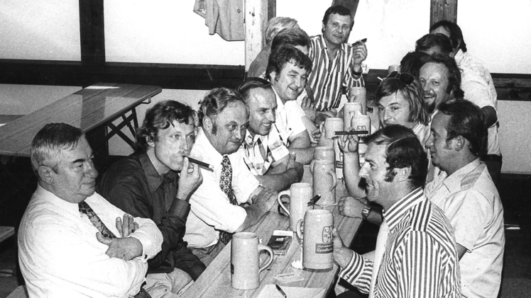 Der damalige Kulmbacher Landrat Kurt Held (Dritter von links)  hat viele  Stammtischbrüder um sich versammelt. Foto: Archiv Bayerische Rundschau