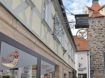 Die Seeberger-Filiale zieht im kommenden Jahr von der ehemaligen Metzgerei Welker ein paar Meter weiter in das einstige "Wein & Fein" am Türmersturm (hinten).  Fotos: Bernhard Panzer