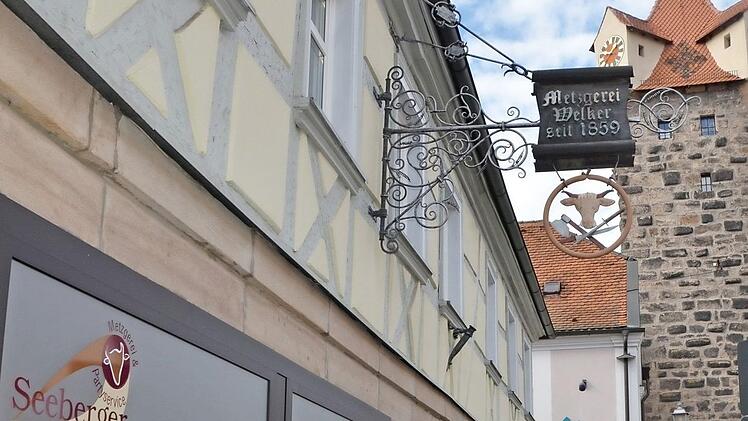 Die Seeberger-Filiale zieht im kommenden Jahr von der ehemaligen Metzgerei Welker ein paar Meter weiter in das einstige "Wein & Fein" am Türmersturm (hinten).  Fotos: Bernhard Panzer