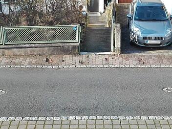 Das Pflaster des Gehsteigs der Heimgartenstraße war schadhaft. Nun hat der Bauhof die Fläche asphaltiert. Foto: Eberhard Schelle