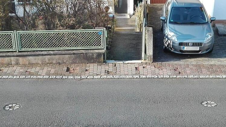 Das Pflaster des Gehsteigs der Heimgartenstraße war schadhaft. Nun hat der Bauhof die Fläche asphaltiert. Foto: Eberhard Schelle
