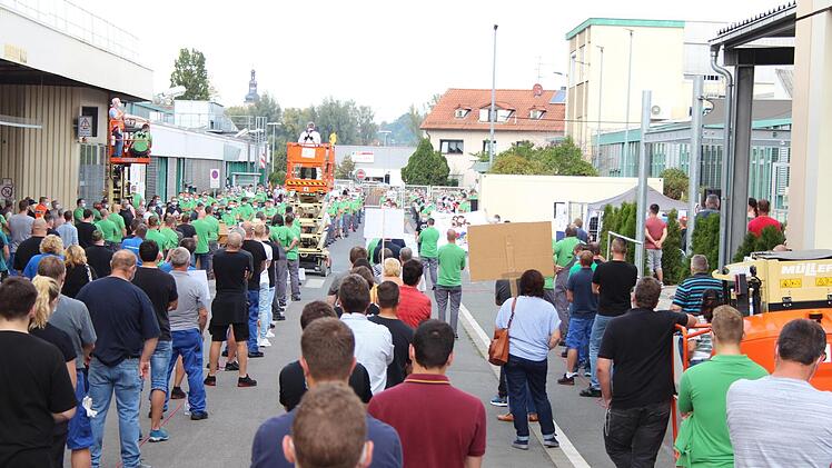 Ein Blick in die Betriebsversammlung auf dem  Werksgelände.  Foto: Andreas Dorsch