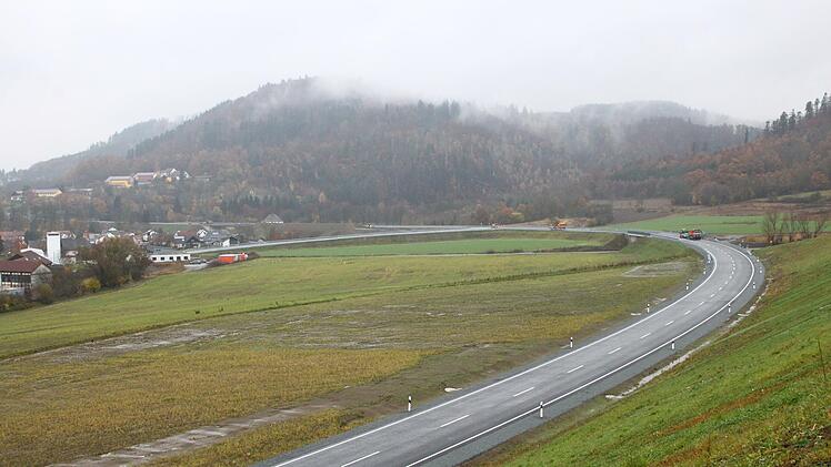 Auf der Umgehung Stadtsteinach laufen die Restarbeiten. Bald wird die Strecke für den Verkehr freigegeben. Foto: Jürgen Gärtner