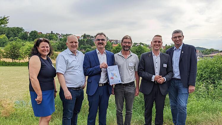 Glücklich, dass es weitergeht, sind von links: Koordinatorin Stephanie Kunder, Bürgermeister Daniel Wehner und Harald Hofmann, Stadtplaner Gunter Schramm, Bürgermeister Mario Götz und 2. Bürgermeister Norbert Borst.