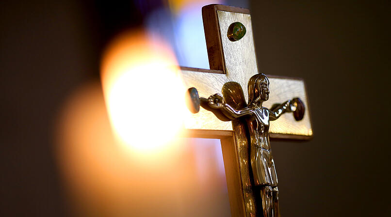 Unbekannter stiehlt Sekt aus Kirche in Schwabach - Zeugen gesucht