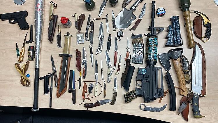 Zahlreiche illegale Waffen: Polizei durchsucht aggressiven Mann (61) und seine Wohnung