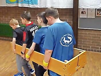 Ganz schön eng: Unser Foto zeigt vier Grundschüler aus Fuchsstadt und Langendorf sowie der Katharinen-Schule bei einem gemeinsamen Spiel.