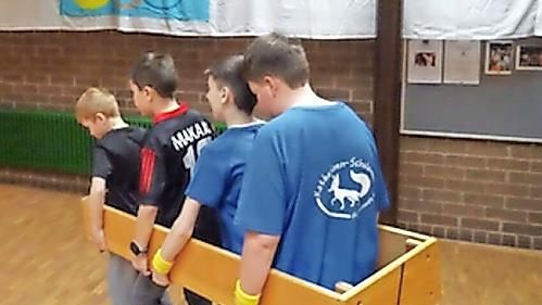 Ganz schön eng: Unser Foto zeigt vier Grundschüler aus Fuchsstadt und Langendorf sowie der Katharinen-Schule bei einem gemeinsamen Spiel.