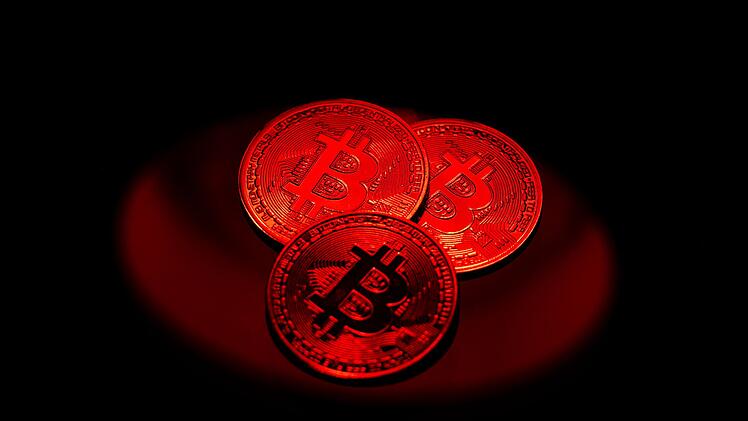 Bitcoin-M&uuml;nzen liegen auf einem Tisch