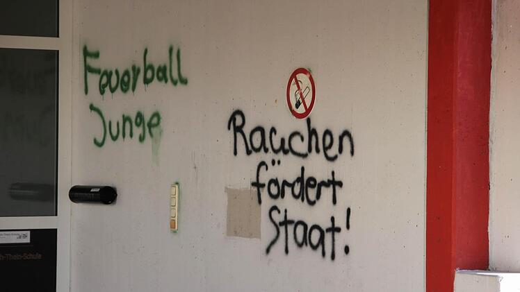 Blick auf die Wand rechts vom Haupteingang der Heinrich-Thein-Berufsschule. Fotos: Andreas L&ouml;sch
