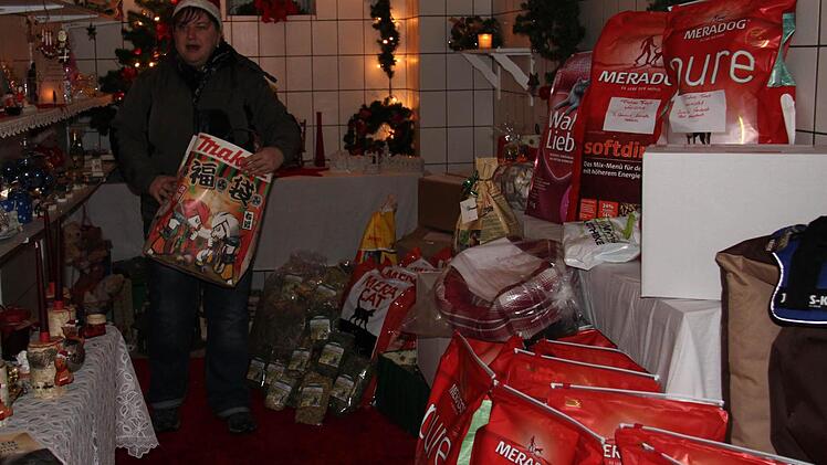 Doris Manger, die regelmäßig im Tierheimladen in Münnerstadt steht, hat einen ganzen Sack voll Geschenke mitgebracht.