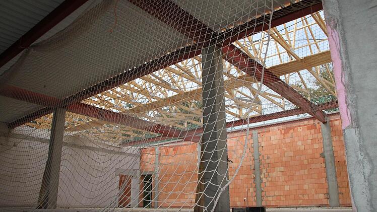 Die Quick Schuh-Filiale ist noch von Licht durchflutet. Das Dach muss erst noch drauf.