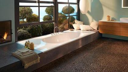 Einbauwannen lassen sich teilweise oder ganz in den Boden integrieren. Dieses Modell ist aus Mineralguss und in Tiefe und Breite maßflexibel. Daraus ergeben sich unendlich viele Kombinations- und Einbaumöglichkeiten. Foto: Vereinigung Deutsche Sanitärwirtschaft (VDS) / Burgbad