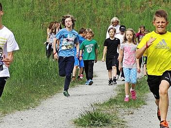 Beim Spendenlauf für die Erdbebenopfer haben die Neudrossenfelder Schüler mehr als 14 000 Euro für die Nepalhilfe gesammelt. Der fleißigste Schüler schaffte 44 Runden. Foto: Sonja Adam