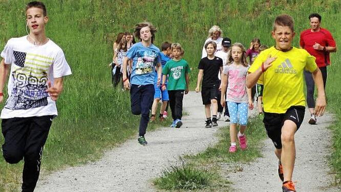 Beim Spendenlauf für die Erdbebenopfer haben die Neudrossenfelder Schüler mehr als 14 000 Euro für die Nepalhilfe gesammelt. Der fleißigste Schüler schaffte 44 Runden. Foto: Sonja Adam