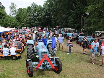 Wer derart von seinem Besitzer gehegt und gepflegt wird, der kann sich im hohen Alter noch auf die Reise machen und sich am Ziel bewundern lassen: Beim 12. Eichertreffen in Krumbach (Stadt Seßlach) gaben sich gestern rund hundert historische Traktoren und Schlepper ein Stelldichein. Neben dem dominierenden Blau der Marke, die dem Treffen und dem veranstaltenden Verein den Namen gab, waren viele andere Hersteller vertreten. Im Vordergrund ein Mammut aus dem Jahr 1966. Foto: Bettina Knauth