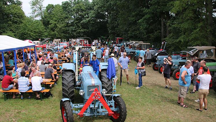 Wer derart von seinem Besitzer gehegt und gepflegt wird, der kann sich im hohen Alter noch auf die Reise machen und sich am Ziel bewundern lassen: Beim 12. Eichertreffen in Krumbach (Stadt Seßlach) gaben sich gestern rund hundert historische Traktoren und Schlepper ein Stelldichein. Neben dem dominierenden Blau der Marke, die dem Treffen und dem veranstaltenden Verein den Namen gab, waren viele andere Hersteller vertreten. Im Vordergrund ein Mammut aus dem Jahr 1966. Foto: Bettina Knauth