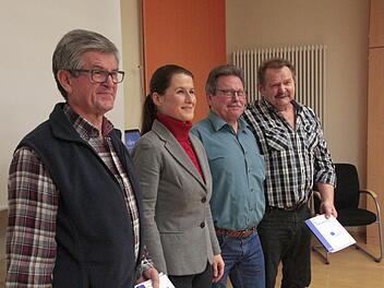 Die Bürgermeisterin Christiane Meyer vereidigte die neuen Feldgeschworenen Herbert Schatz (links) und Arnold Lang (rechts). Mit dabei der Feldgeschworenen-Obmann Josef Müller (2. v. r.) Foto: Josef Hofbauer