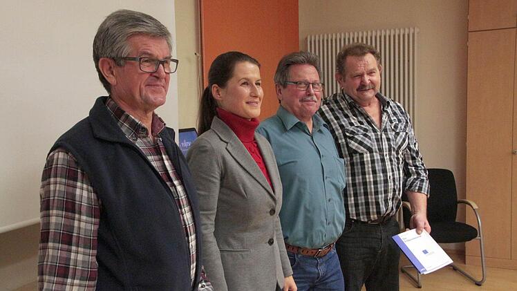 Die Bürgermeisterin Christiane Meyer vereidigte die neuen Feldgeschworenen Herbert Schatz (links) und Arnold Lang (rechts). Mit dabei der Feldgeschworenen-Obmann Josef Müller (2. v. r.) Foto: Josef Hofbauer